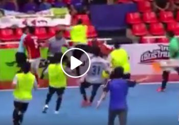 VIDEO : นักเตะ-แฟนบอลซัดกันเดือดฟุตซอลลีก ‘ธรรมศาสตร์-สุราษฎร์’