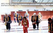 สมาชิกรัฐสภาเดโมแครตคุกเข่ารำลึก “จอร์จ ฟลอยด์”