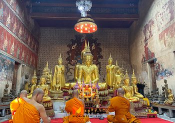 กราบพระพุทธรูปสลักหินทราย อายุกว่า ๓๙๐ ปี วัดบางยี่ขัน กรุงเทพฯ