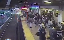 เสี้ยววินาที ช่วยหนุ่มพลัดตกรางรถไฟในสหรัฐฯ