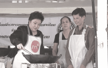 พระองค์เจ้าโสมสวลีฯ ทรงทอดไก่ประทานแก่ประชาชน