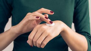 เรื่องนี้ผู้หญิงควรรู้ วอร์มครีม ก่อนทาหน้า ดีต่อผิวอย่างไร ?