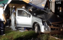 ฝนตกถนนลื่นกระบะเสียหลักชนเสาไฟฟ้า