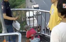 สาวเก็บของเก่าถูกไฟช็อตดับบนสะพานลอย