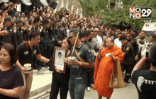 ร่าง “ปอ-ทฤษฎี”ถึงบุรีรัมย์คนแห่อาลัยรดน้ำศพ