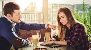 9 สิ่งที่หากคุณแฟนคุณทำ บอกเลยว่าเข้าข่ายเป็น แฟนขี้หึง เบอร์สุด!!