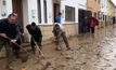ชาวสเปนช่วยกันทำความสะอาดพื้นที่น้ำท่วมขัง