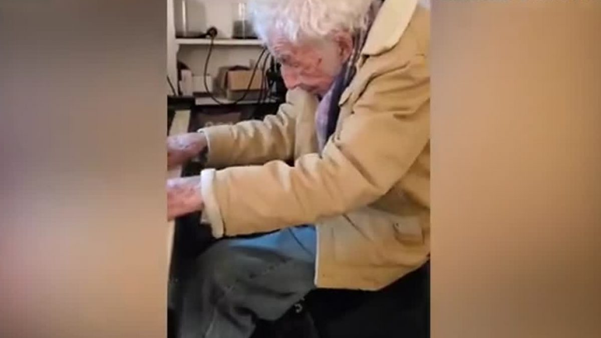 อย่างพริ้ว! คุณปู่ วัย 94 ปี โชว์เล่นเปียโนเพราะจริงๆ