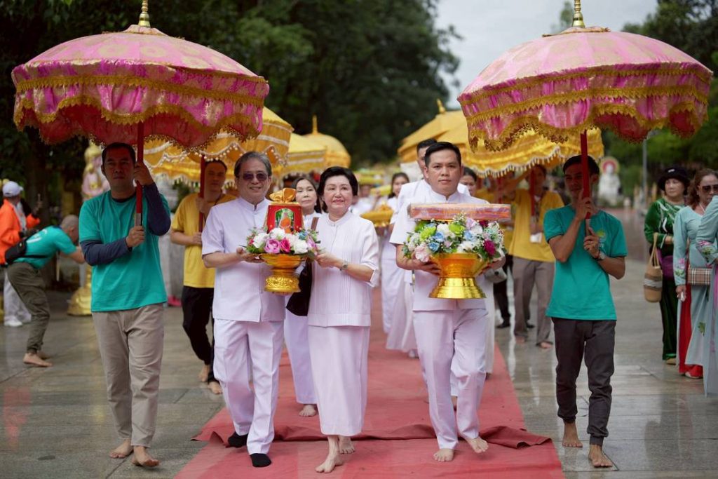 ประธานมูลนิธิธรรมกาย ถวายปัจจัยสมทบกฐินแด่ วัดเทียนเวียนเฟื้อกเซิน ในเวียดนาม