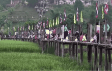 เร่งติดตั้งสะพานชั่วคราวหลังสะพานไม้ซูตองเป้พังถล่ม