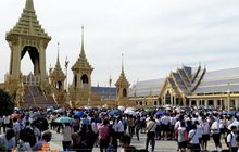 ประชาชนเข้าชมนิทรรศการพระเมรุมาศเนืองแน่น