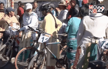 สาวพื้นเมืองโบลิเวียแข่งปั่นจักรยาน