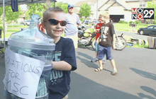 เด็กชาย 6 ขวบขายน้ำมะนาวเพื่อนำเงินไปบริจาค