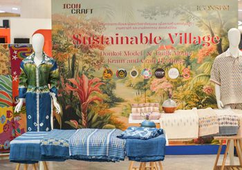 กรมการพัฒนาชุมชน ร่วมกับ ไอคอนคราฟต์ ตอกย้ำ “ผ้าไทยใส่ให้สนุก” ในนิทรรศการ “Sustainable Village Donkoi Model & Batik Model Kram and Craft Heritage”