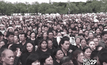 พสกนิกรร้องเพลงสรรเสริญพระบารมี เนืองแน่นสนามหลวง