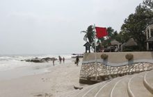 ขึ้นธงแดงหาดหัวหินหลังคลื่นลมแรง