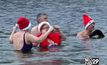 ชาวอังกฤษ-เยอรมันว่ายน้ำเย็นจัดฉลองคริสต์มาส
