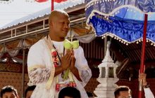 “บัวขาว” เข้าพิธีอุปสมบทถวายแด่ในหลวง ร. 9