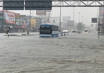 พายุฤดูร้อนถล่ม! เมืองพัทยา ฝนตกนาน 2 ชั่วโมง น้ำท่วมถนน จราจรติดขัด