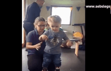 เด็กอังกฤษเดินได้ครั้งแรกหลังผ่าตัดสมอง