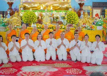 ประธานมูลนิธิธรรมกาย ถวายปัจจัยสมทบกฐินแด่ วัดเทียนเวียนเฟื้อกเซิน ในเวียดนาม