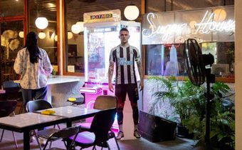 คอบอลรวมตัว!เปลี่ยนร้านอาหารเป็นลานเชียร์บอลสไตล์อังกฤษแท้