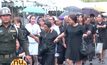 พสกนิกรหลั่งไหลเข้าสักการะพระบรมศพ