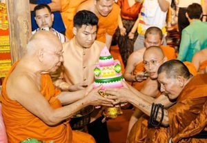 พุทธศาสนิกชนล้นลาน “พญานิลกาฬเทพสถิติ” ชื่นชมบารมี “หลวงปู่ศิลา” ร่วมพิธีปลุกเสกน้ำมนต์จินดามณี สืบชะตาแบบล้านนา