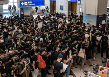 สนามบินฮ่องกงวิกฤต ประกาศระงับการ Check-in ทุกสายการบินชั่วคราว