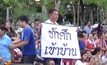 “ผู้กองปูเค็ม” โผล่ชูป้าย “ชักศึกเข้าบ้าน” ใส่ “ธนาธร”