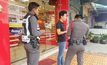 คนร้ายทำทีเป็นลูกค้าก่อนชิงทอง 2 บาทหลบหนี