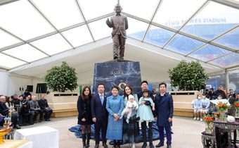 ครอบครัวเลสเตอร์ ซิตี้ ร่วมพิธีเปิดอนุสาวรีย์คุณวิชัย ศรีวัฒนประภา อย่างเป็นทางการ