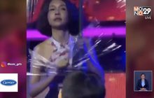 วิจารณ์นักร้องดังฉีกพลาสติกกั้นฉากระหว่างแสดงดนตรี