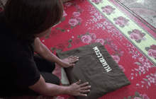สุดซาบซึ้ง ชาวบ้านสตูลกราบไหว้ถุงยังชีพพระราชทาน