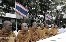 ประชาชนร่วมทำบุญตักบาตร ที่ รพ.ศิริราช