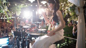 สุดยอดไปเลย!! หมอโบว์ ใส่ชุดเจ้าสาวโชว์ฝีมือตีกลองขั้นเทพ กลางงานแต่งงานตัวเอง