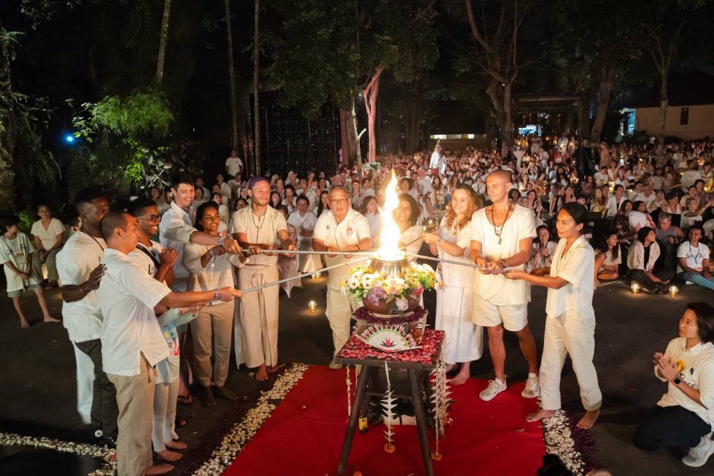 วัดพุทธบาหลี วัดพระธรรมกาย จัด วันสันติภาพสากล 78 ชาติ 1,300 กว่าคน ทำสมาธิ-จุดประทีปเพื่อสันติภาพ