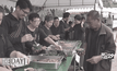 จิตอาสาใช้วัสดุธรรมชาติบรรจุอาหารแทนกล่องโฟม