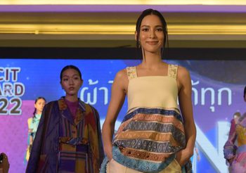 ส่อง! กรีน อัษฎาพร เดินแฟชั่นชุดผ้าไทย สวยไม่เชย ใส่ได้ทุกยุคทุกวัย