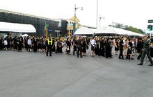 ประชาชนกราบถวายบังคมพระบรมศพอย่างเนืองแน่น