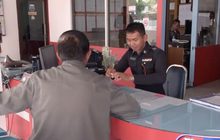 สั่งย้ายตำรวจชักปืนขู่คนขับสิบล้อ