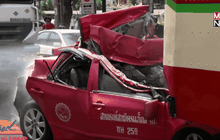 รอดปาฏิหารย์ คนขับแท็กซี่ถูกรถโม่ปูนชนท้ายอัดหลัง