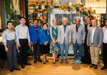นายสุวัจน์ ลิปตพัลลภ ร่วมเปิดร้าน “คาเฟ่ เดอ ข่อย” โรงแรมอินเตอร์คอนติเนนตัล หัวหิน รีสอร์ท