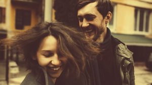 เตรียมขอเป็นแฟนได้เลย! 15 สัญญาณชัด สาวคนนี้ ตกหลุมรัก คุณเข้าแล้ว