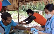 สธ.สตูลนำหน้ากากอนามัยให้ชาวซาไก หลังเข้าป่าหนีโควิด-19