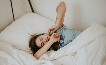 วิจัยเผย คนที่มีไอคิวสูง ชอบอยู่เฉยๆ นอนเปื่อยอยู่บ้านมากกว่าออกไปทำกิจกรรม