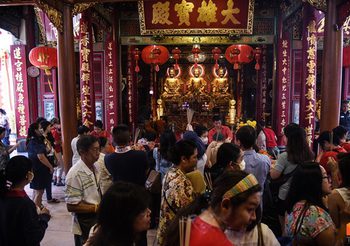 ชาวไทยเชื้อสายจีน ไหว้สิ่งศักดิ์สิทธิ์ช่วงเทศกาลตรุษจีน