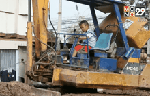 ทึ่ง! หนูน้อยวัย 5 ขวบ ขับรถแบ็กโฮมืออาชีพ