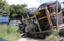 เทรลเลอร์ขนรถป้ายแดงชนรถจอดริมทางเสียชีวิต 1 คน