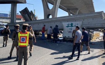 ปิดขาเข้า ถ.เทพรัตน หลังรถบรรทุกชนสะพานลอย กม.34